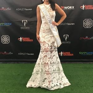 White lace gown for Sale! Sz 2